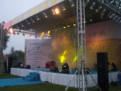 北京豐臺舞臺設備一站式解決方案 燈光音響、背景投影儀租賃與演藝吧設備租售